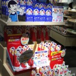 ヒトもネコも動くものから目が離せないという、売り場の鉄則！